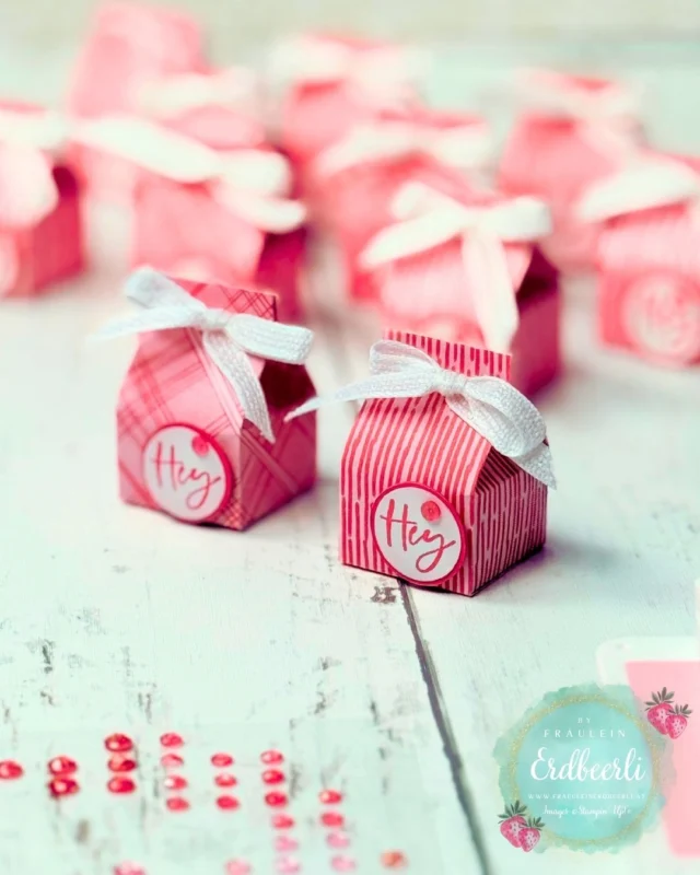 🍒Heute gibt’s ein kleines Goodie aus meinem In Color Club für euch: ein süßes Minitütchen in der brandneuen Farbe Rhabarberrot! 🍓✨ Ich liebe, wie frisch und fröhlich das aussieht – perfekt als kleine Aufmerksamkeit für meine treuen Kundinnen. 🥰⁣
⁣
⁣
#StampinUpIncolors #StampinUp #StampinUpCrafts #PapercraftTutorials #StampinUpTutorial #HandmadeCrafts #CreativeStampinUp #DIYCrafts #StampinUpProjects #CraftingIdeas #Bastelspaß #Kreativstündchen #Bastelideen #HandgemachtMitLiebe #KreativitätTeilen #StampinUpDemo #StampinUpDemonstrator #StampinUpEurope #StampinUpÖsterreich #StampinUpDeutschland #incolors2025 #teamchallenge #Rhabarberrot #StrawberrySlush  #kartenliebe #fräuleinerdbeerli #kreativzeit #bastelglück